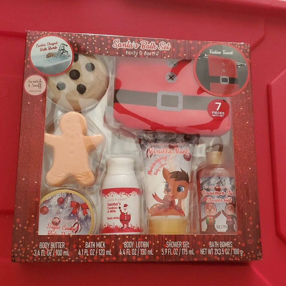 Santa's 7 piece bath set with bath bomb shower gel body butter lotion hand towel